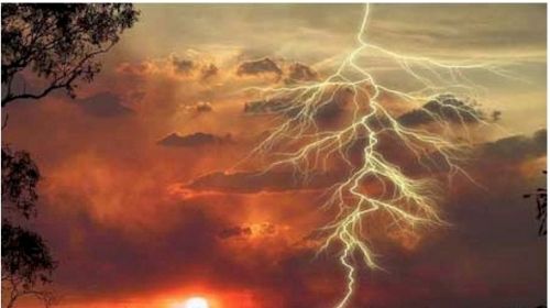 雷暴發(fā)生時(shí)在防雷設(shè)施建筑物附近，應(yīng)注意(圖1)